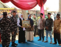 Khofifah Salurkan Bantuan Rp17 Miliar di Sumenep, Sasar Petani hingga Warga Kurang Mampu